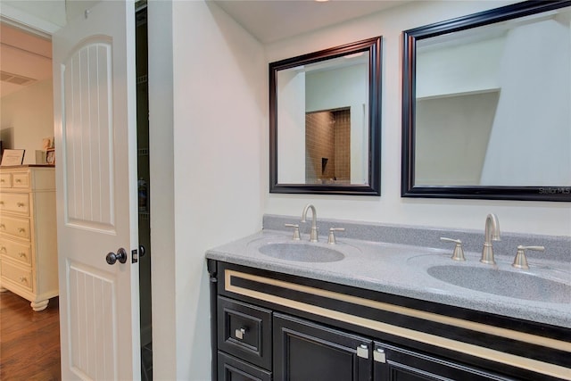 14 Evonaire Cir, Belleair, FL 33756 - full bath with double vanity and wood finished floors