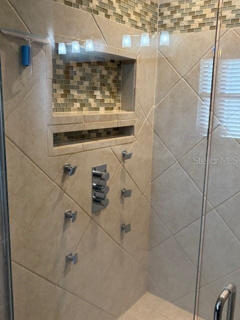 2527 Arborwood Dr, Valrico, FL 33596 - bathroom featuring a tile shower