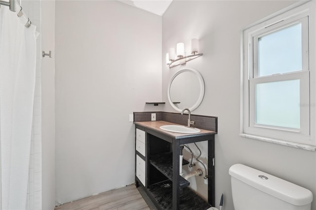 1712 Robin Hood Ln, Clearwater, FL 33764 - full bath with wood finished floors, plenty of natural light, vanity, and a shower with curtain