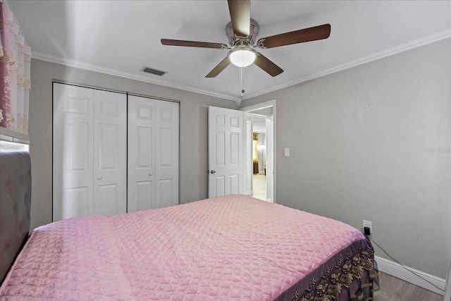 1712 W Atkinson St, Tampa, FL 33604 - bedroom featuring wood finished floors, a closet, crown molding, and ceiling fan