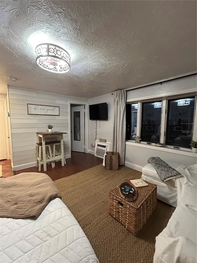 483 E Shore Dr Unit B4, Clearwater Beach, FL 33767 - living area with wood finished floors and a textured ceiling