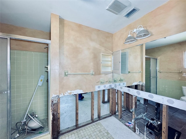 5116 Venetian Blvd NE, Saint Petersburg, FL 33703 - full bath with toilet and tiled shower