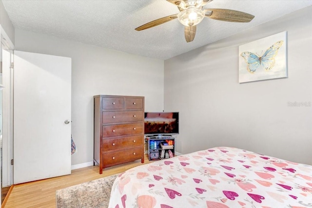320 Pheasant Cir, Brandon, FL 33510 - bedroom featuring light wood-style floors, a textured ceiling, and ceiling fan