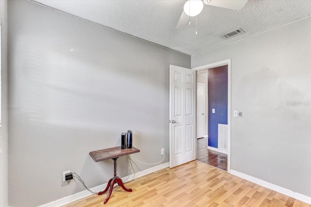 320 Pheasant Cir, Brandon, FL 33510 - unfurnished room with wood finished floors, a textured ceiling, and ceiling fan