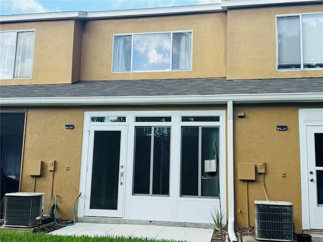 1212 Kennewick Ct, Wesley Chapel, FL 33543 - rear view of house featuring a shingled roof and stucco siding