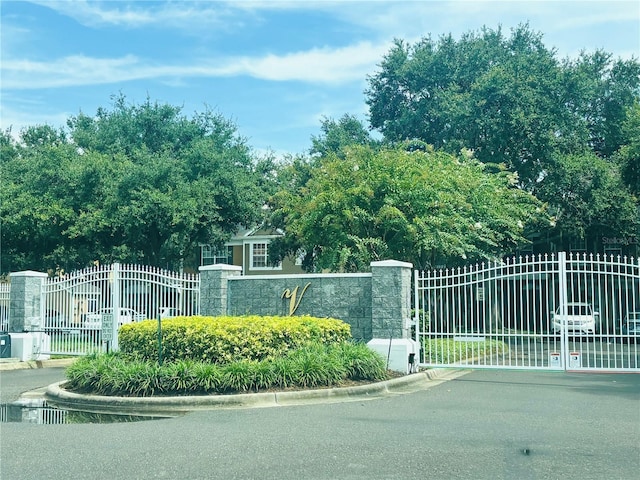1212 Kennewick Ct, Wesley Chapel, FL 33543 - view of community with a gate and view of scattered trees