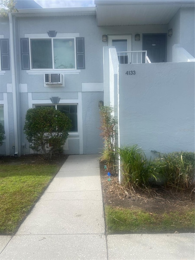 4133 Dolphin Dr Unit 4133, Tampa, FL 33617 - photo 1