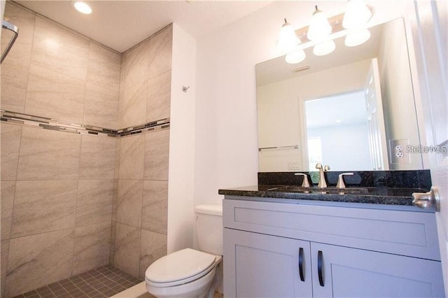 669 Lake Shore Pkwy, Davenport, FL 33896 - bathroom featuring vanity, tiled shower, and recessed lighting