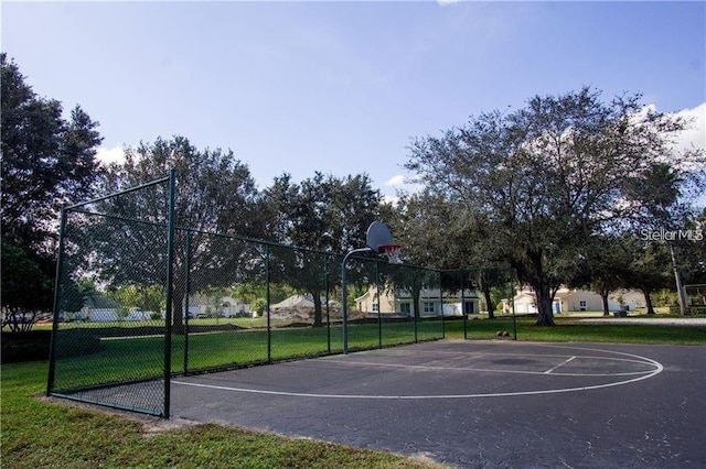 669 Lake Shore Pkwy, Davenport, FL 33896 - view of sport court with community basketball court