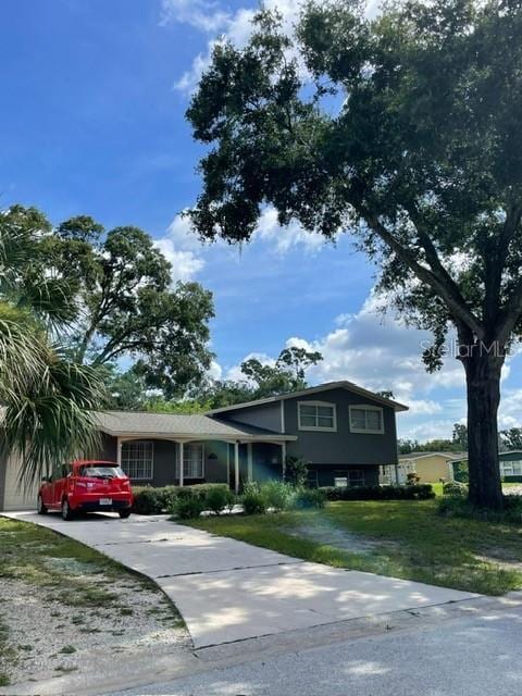 408 Blueberry Ln, Brandon, FL 33510 - split level home with driveway and a front lawn