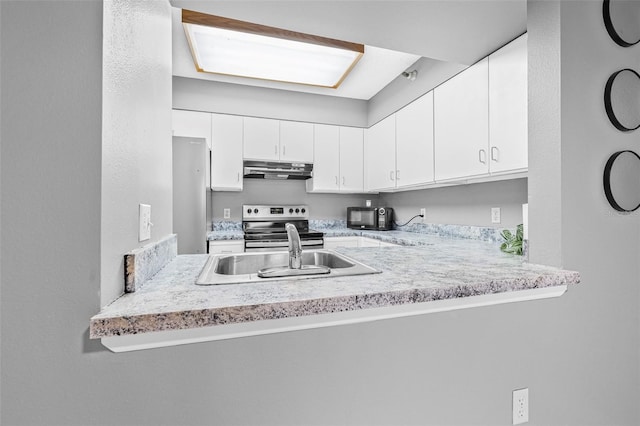 2333 Feather Sound Dr Unit B208, Clearwater, FL 33762 - kitchen with a peninsula, stainless steel appliances, under cabinet range hood, and white cabinets