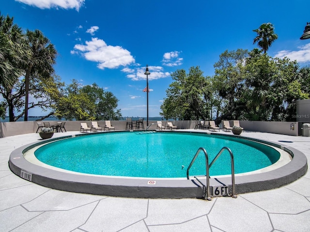 4141 Bayshore Blvd Unit 304, Tampa, FL 33611 - community pool featuring a patio