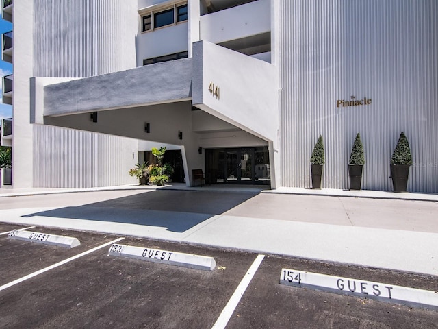 4141 Bayshore Blvd Unit 304, Tampa, FL 33611 - view of property with uncovered parking