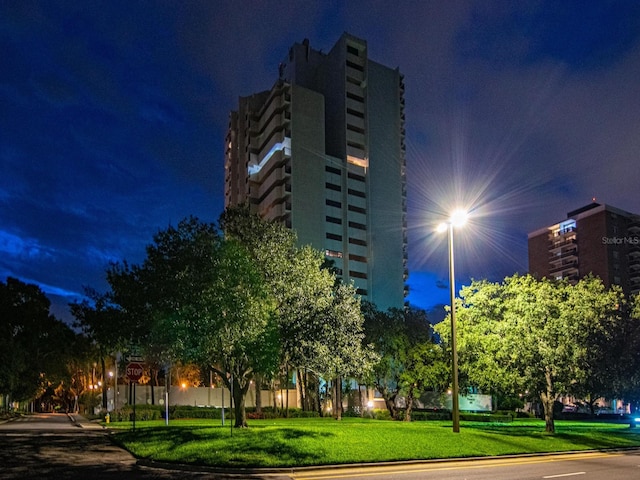 4141 Bayshore Blvd Unit 304, Tampa, FL 33611 - view of property at twilight