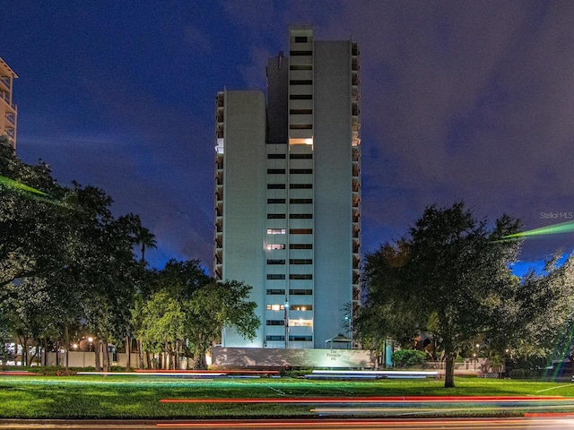4141 Bayshore Blvd Unit 304, Tampa, FL 33611 - property at twilight with a view of apartment building / complex