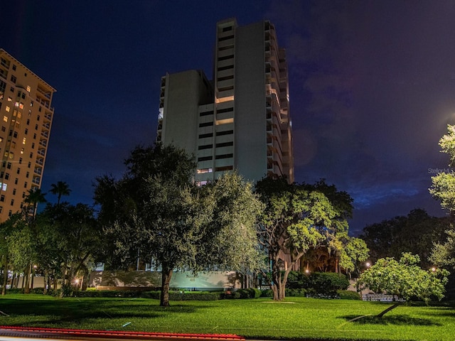 4141 Bayshore Blvd Unit 304, Tampa, FL 33611 - view of property at night