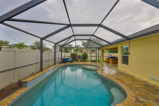 15403 Fire Rock Pl, Ruskin, FL 33573 - view of swimming pool with a patio, a fenced backyard, a jacuzzi, and glass enclosure