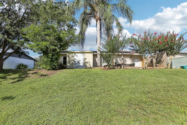 923 April Hills Blvd, Lady Lake, FL 32159 - view of front of property with a front lawn