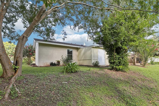 923 April Hills Blvd, Lady Lake, FL 32159 - view of side of home featuring a lawn