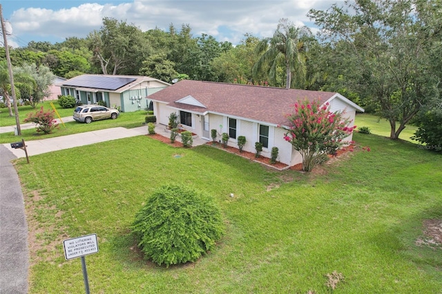 923 April Hills Blvd, Lady Lake, FL 32159 - single story home with driveway, a front lawn, and a shingled roof