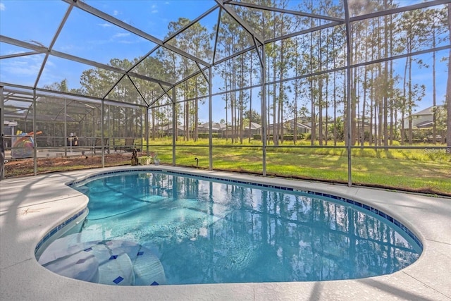 320 Tupelo Cir, Davenport, FL 33897 - swimming pool with a lanai, a patio area, and a yard