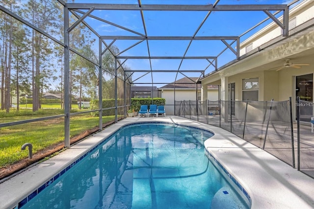 320 Tupelo Cir, Davenport, FL 33897 - outdoor pool featuring a patio area, a ceiling fan, a yard, and a lanai