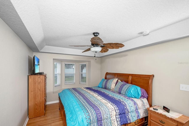 10807 Shasta Ct, Riverview, FL 33569 - bedroom featuring light wood-style floors, a textured ceiling, and ceiling fan