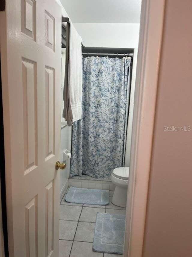 4487 Anderson Rd, Orlando, FL 32812 - full bath with tile patterned floors and curtained shower