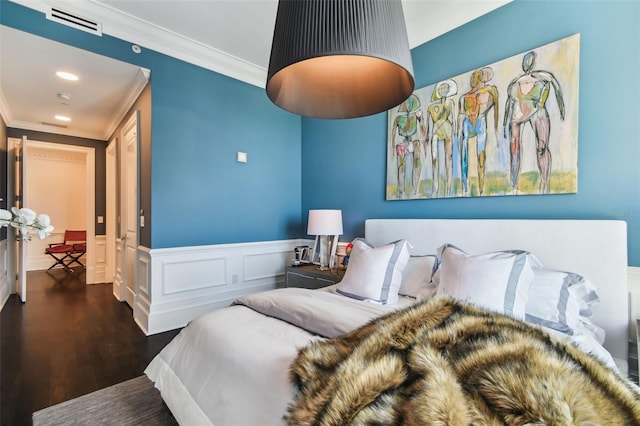450 Knights Run Ave Unit 2004, Tampa, FL 33602 - bedroom featuring wood finished floors, crown molding, wainscoting, and recessed lighting