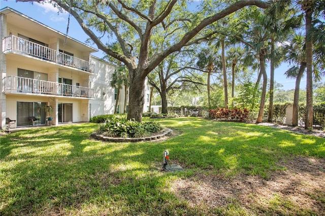 3325 Bayshore Blvd Unit E14, Tampa, FL 33629 - view of grassy yard