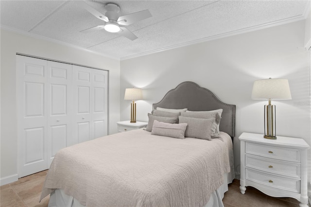 3325 Bayshore Blvd Unit E14, Tampa, FL 33629 - bedroom with ornamental molding, a closet, a ceiling fan, and a textured ceiling