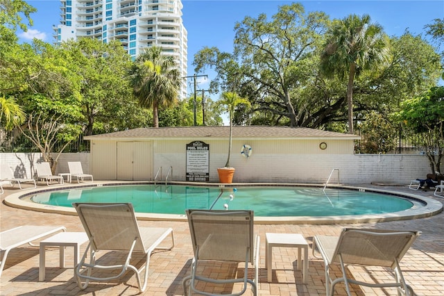 3325 Bayshore Blvd Unit E14, Tampa, FL 33629 - community pool with a patio