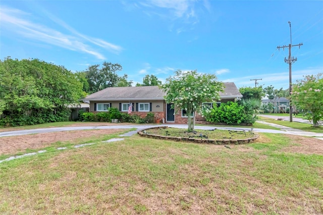 5101 W Neptune Way, Tampa, FL 33609 - ranch-style house with a front yard