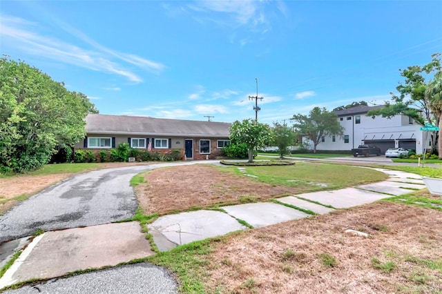 5101 W Neptune Way, Tampa, FL 33609 - ranch-style house featuring a front yard
