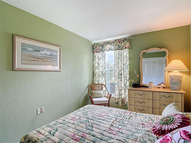 4360 Tahitian Gardens Cir Unit H, Holiday, FL 34691 - bedroom with a textured wall