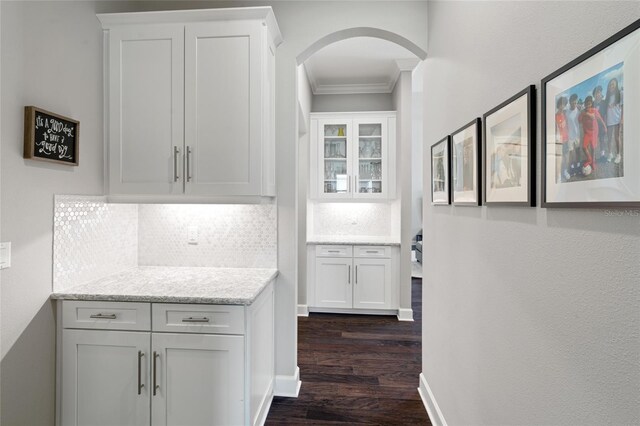 1507 Amarone Pl, Lutz, FL 33548 - hallway featuring arched walkways, ornamental molding, and dark wood-style flooring