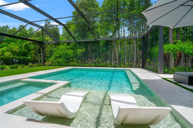 1507 Amarone Pl, Lutz, FL 33548 - view of swimming pool featuring a pool with connected hot tub, a patio, and glass enclosure