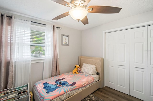 980 8th Ave NE, Largo, FL 33770 - bedroom with dark wood-style flooring, a closet, and a ceiling fan
