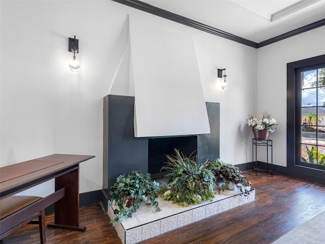 1570 48th Ave N, Saint Petersburg, FL 33703 - living area with wood finished floors and crown molding