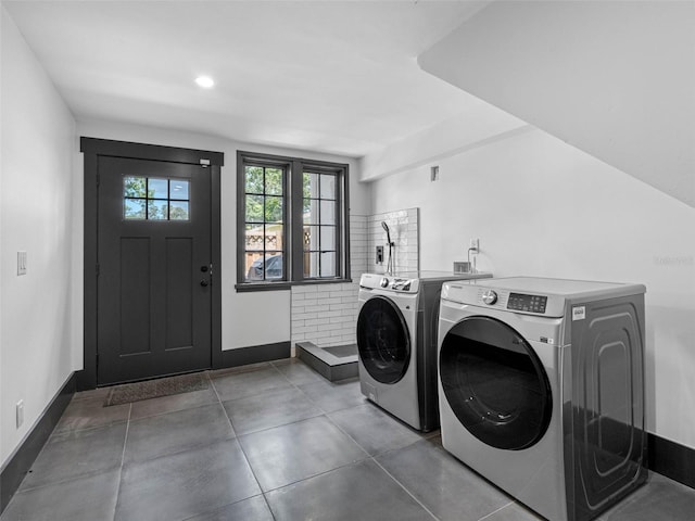 1570 48th Ave N, Saint Petersburg, FL 33703 - laundry room with washer and dryer and baseboards