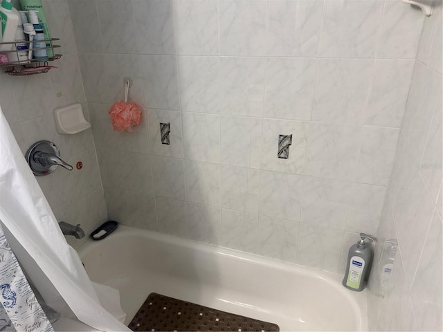 9705 Kingsburgh Ct, Tampa, FL 33615 - bathroom featuring shower / bath combo with shower curtain