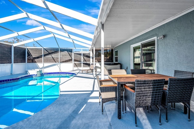 5682 25th Street Cir E, Bradenton, FL 34203 - swimming pool featuring a patio area, glass enclosure, a jacuzzi, and outdoor dining space