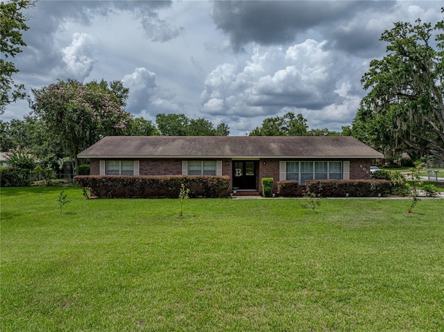 609 W Pipkin Rd, Lakeland, FL 33813 - ranch-style home with brick siding and a front yard
