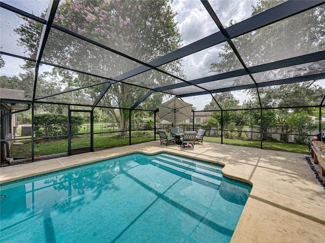 609 W Pipkin Rd, Lakeland, FL 33813 - swimming pool featuring a patio and a lanai