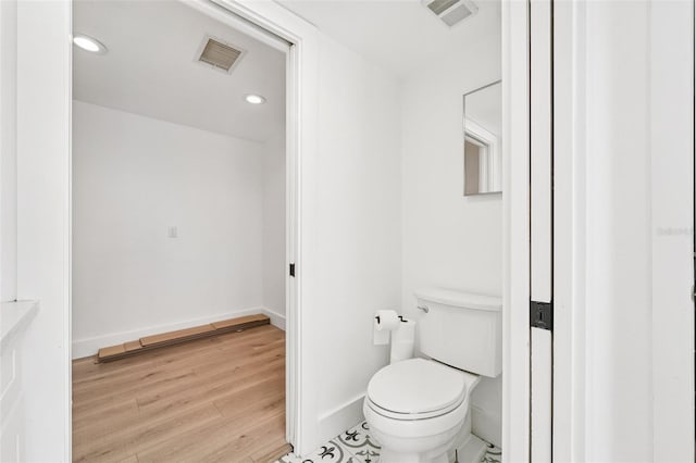 9410 Tara Cay Ct Unit 15, Seminole, FL 33776 - bathroom featuring wood finished floors and recessed lighting