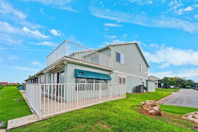 9410 Tara Cay Ct Unit 15, Seminole, FL 33776 - back of house featuring a yard
