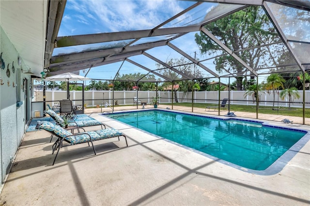 5319 Cordova Way S, Saint Petersburg, FL 33712 - view of pool featuring a fenced backyard, a patio area, and glass enclosure