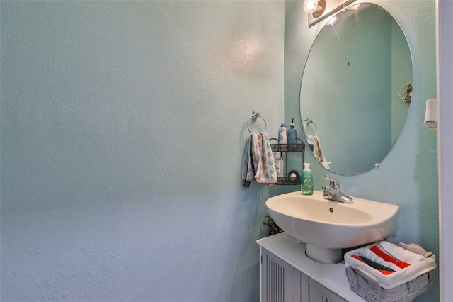 6314 Magnolia Trails Ln, Gibsonton, FL 33534 - bathroom featuring vanity