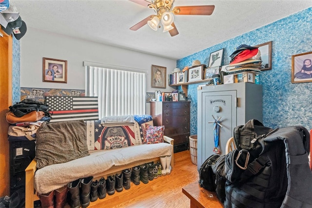 1008 Mallow Way, Brandon, FL 33510 - living room with a textured ceiling, wallpapered walls, ceiling fan, and wood finished floors