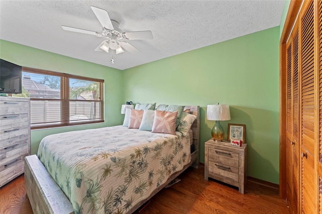 1008 Mallow Way, Brandon, FL 33510 - bedroom featuring wood finished floors, a closet, a textured ceiling, and ceiling fan